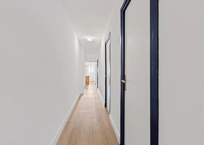 Empuria Apartment *